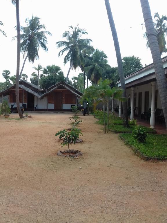 Hotel Sea Shadow Trincomalee Buitenkant foto