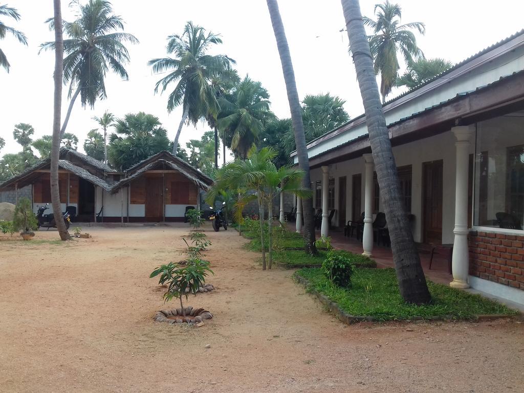 Hotel Sea Shadow Trincomalee Buitenkant foto