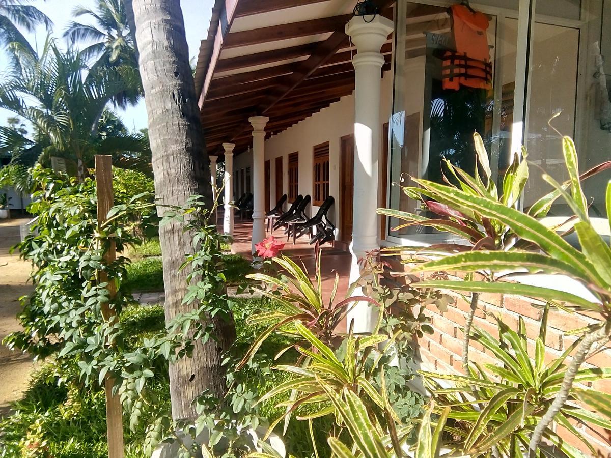 Hotel Sea Shadow Trincomalee Buitenkant foto