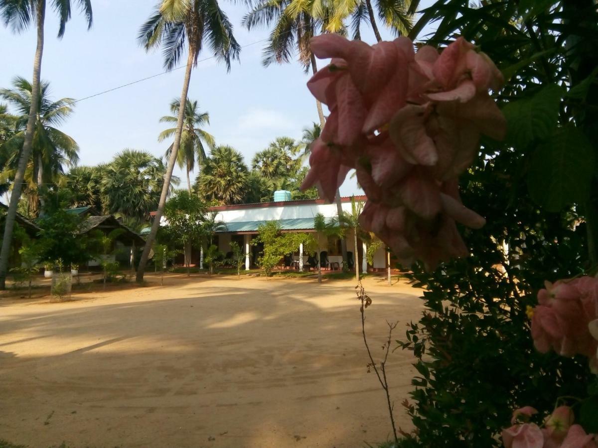 Hotel Sea Shadow Trincomalee Buitenkant foto